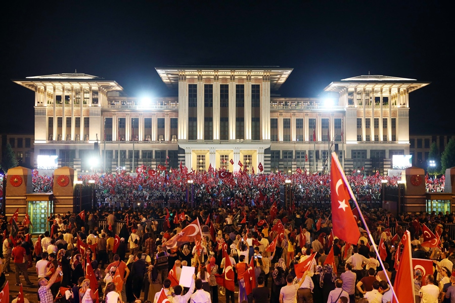 Turkish people gathered in front of the Presidential Complex, where President Erdoğan declared the end of the 25-day long democracy watch, on August 10, 2016.  AFP PHOTO /  TURKEY’S PRESIDENTIAL PRESS SERVICE
