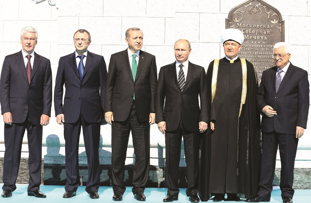 Russian mogul Kerimov, Mayor of Moscow Sobyanin, Turkey’s President Erdoğan, Russian President Putin, Grand Mufti of Russia Gaynetdin, and Palestinian President Abbas attend the opening ceremony of the Moscow Central Mosque on September 23, 2015.  TURKISH PRESIDENCY /  YASİN BULBUL